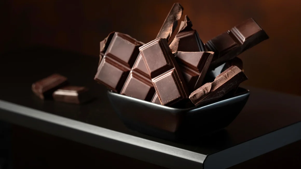 closeup_dark_chocolate_in_a_dish_2158362075.webp.webp Cercetătorii au creat un medicament pe bază de teobromină