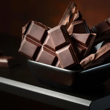 closeup_dark_chocolate_in_a_dish_2158362075.webp.webp Cercetătorii au creat un medicament pe bază de teobromină