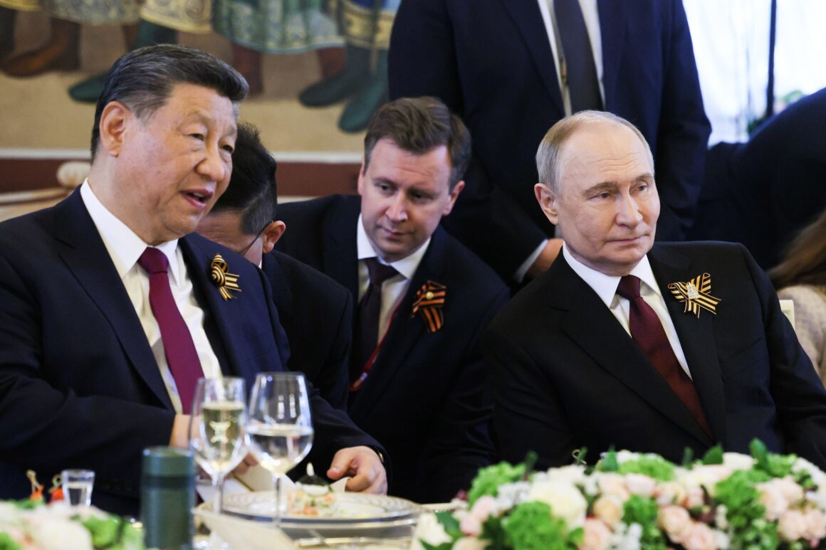 profimedia-0998076771.jpg Putin a discutat cu președintele Chinei despre eforturile SUA de oprire a războiului din Ucraina /Xi Jinping insistă pentru „negocieri de pace”