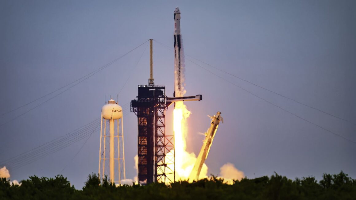 profimedia-1027230302.jpg Compania Space X, deținută de Elon Musk, a transportat, în doar 15 ore, o echipă de astronauți la bordul navei spațiale ISS