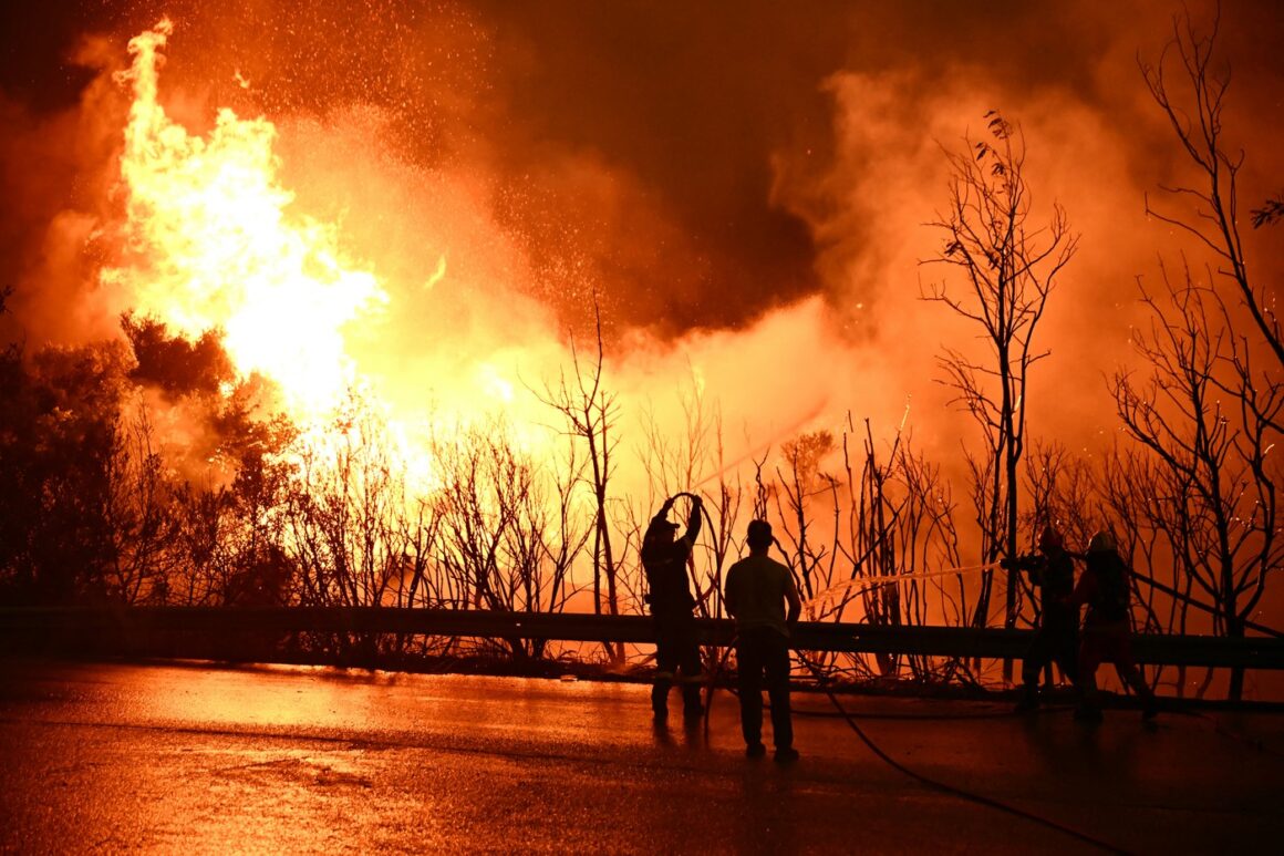 Unul dintre cele mai mari orașe din Grecia este amenințat de un incendiu de proporții. Autoritățile au început operațiuni de evacuare