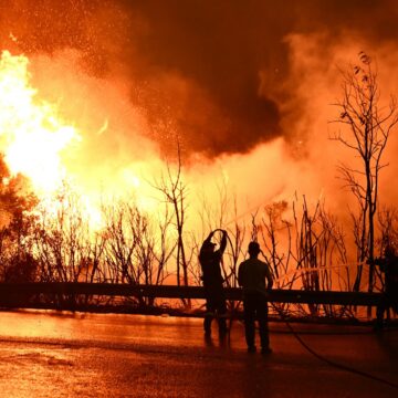profimedia-1029234160.jpg Unul dintre cele mai mari orașe din Grecia este amenințat de un incendiu de proporții. Autoritățile au început operațiuni de evacuare