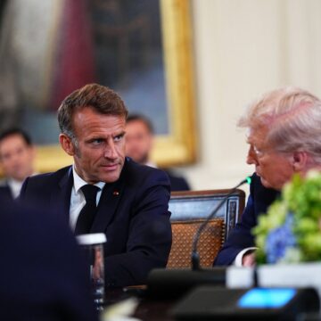 profimedia-1030150209.jpg PRINS pe microfon – Trump îi șoptește lui Macron: „Cred că vrea să facă o înțelegere” (VIDEO)