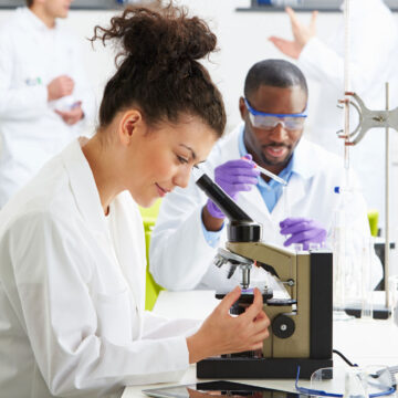 scientists-smdp-istock-468338193-1640.jpg Cercetătorii au creat molecula care lovește cancerul