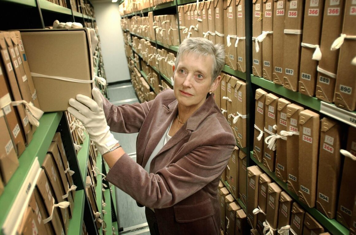 stella-rimington-profimedia-1027690730.jpg A murit Stella Rimington, prima femeie care a condus contraspionajul britanic MI5. Ea ar fi inspirat-o pe actriţa Judi Dench în rolul M din James Bond