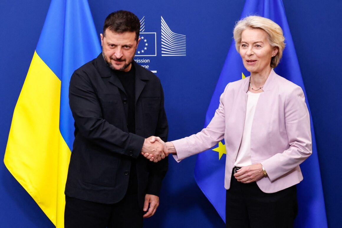 zelenski-ursula.jpg Cadou de la Europa pentru Ucraina de ziua ei. Alte patru miliarde de euro pentru Kiev