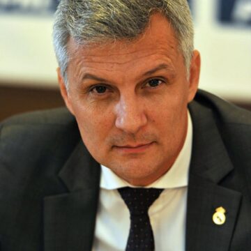 11113883_457771741056599_3279797165412575823_n.jpg Mult prea mare pălăria pentru domnia sa
