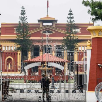 profimedia-1035800656.jpg Momentul în care premierul Nepalului e evacuat cu elicopterul. Imaginile amintesc de Revoluția din 1989 din România