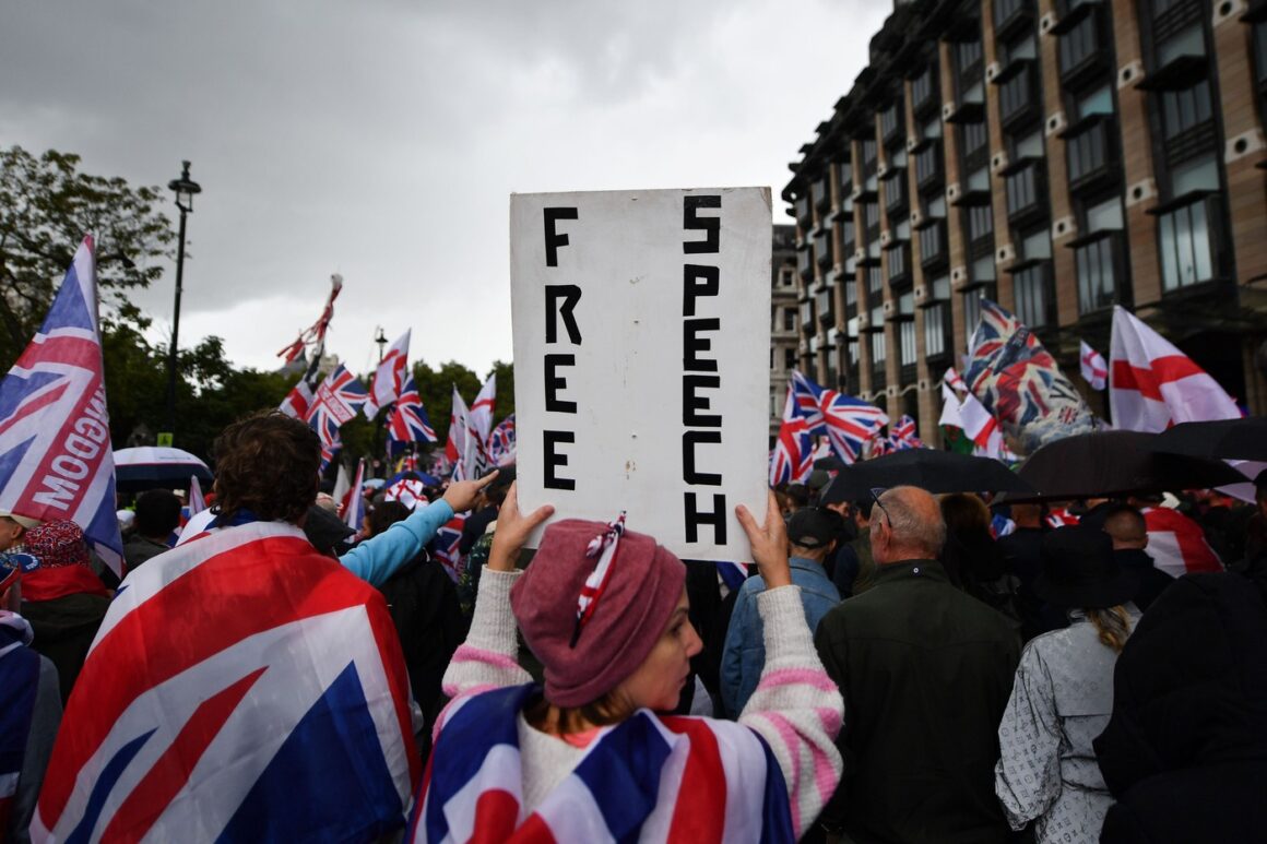 Sute de mii de oameni protestează la Londra pentru libertatea de exprimare. Se strigă și numele lui Charlie Kirk