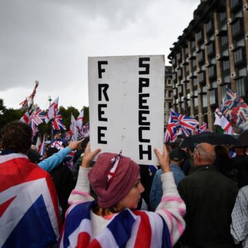 Sute de mii de oameni protestează la Londra pentru libertatea de exprimare. Se strigă și numele lui Charlie Kirk