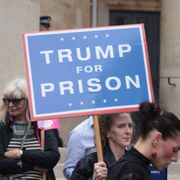 Mii de oameni protestează la Londra, în timp ce regele Charles și regina Camilla l-au primit pe președintele Trump la Windsor