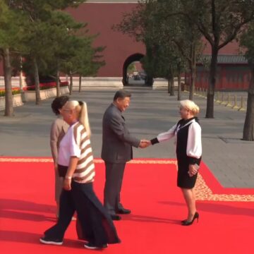 viorica-dancila-xi-jinping.jpg Viorica Dăncilă, noi detalii din culisele vizitei sale la Beijing. Legătura cu Donald Trump