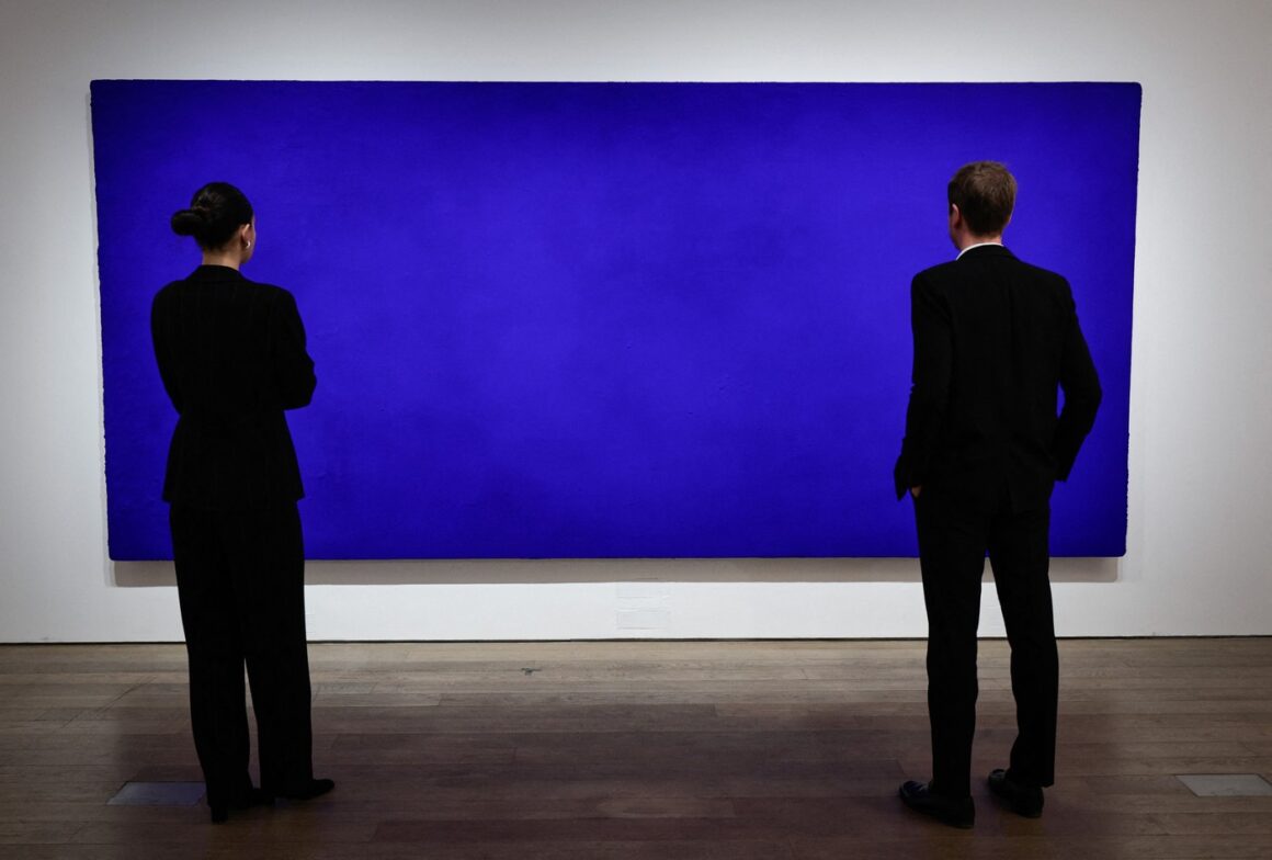 pictura-yves-klein-albastru-licitatie.jpg O pânză complet albastră a fost vândută la licitație pentru o sumă record. Care este secretul tabloului?