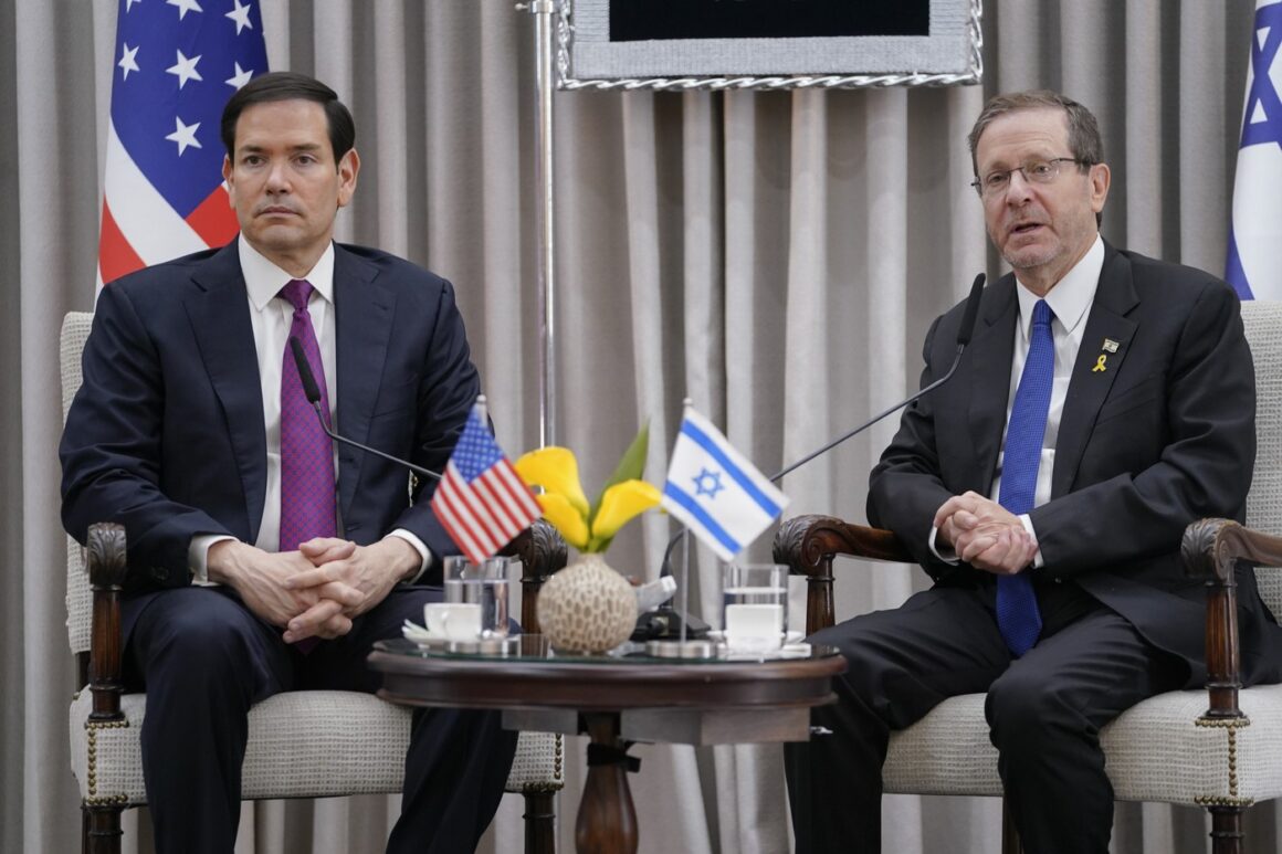 profimedia-1037517262.jpg Președintele Israelului vrea să-i acorde lui TRUMP cea mai înaltă distincție onorifică a țării sale pentru contribuția la eliberarea ostaticilor