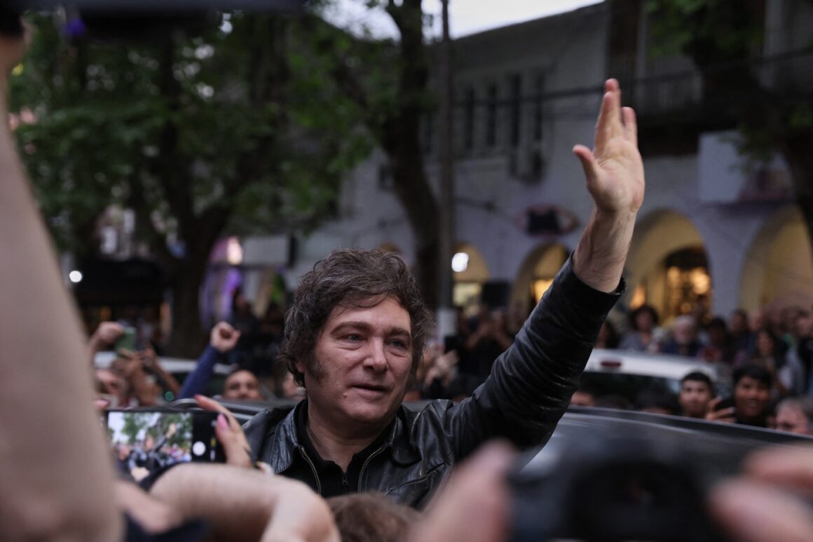 profimedia-1046352213.jpg Imagini inedite din Argentina. Javier Milei a apărut la un eveniment urcat pe o mașină