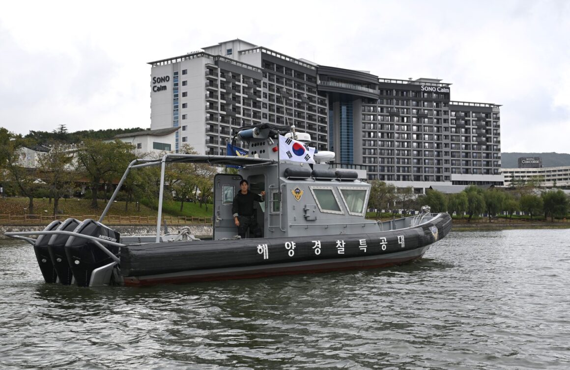 profimedia-1046886612.jpg Coreea de Sud se pregătește pentru găzduirea summitului APEC. Autoritățile au desfășurat exerciții de securitate în orașul Gyeongju