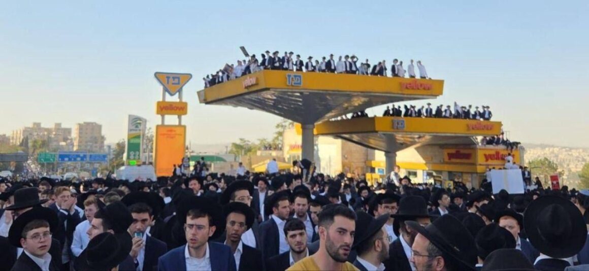 Gest extrem la protestele masive din Israel împotriva serviciului militar obligatoriu. Scandal pe tema interzicerii dreptului de vot pentru cei care refuză înrolarea