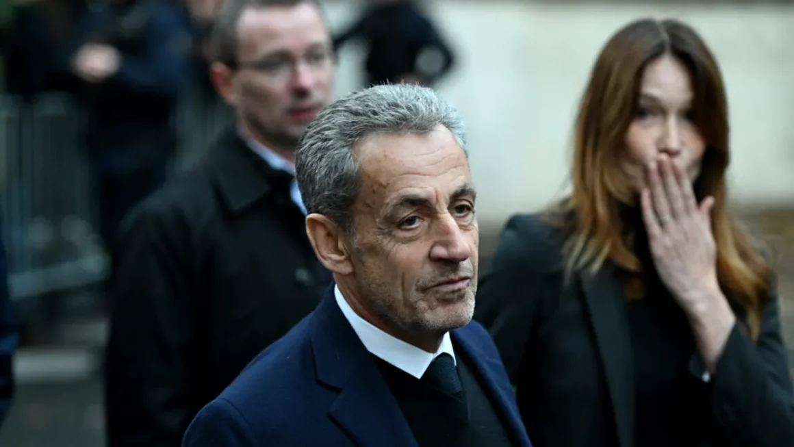 8079095-hepta_mediafax_foto-abacapress_hepta-1024x683-1.webp.webp Dacă în arest era terorizat, în libertate este aplaudat. Sarkozy, la o zi după eliberarea din închisoare, este aplaudat de francezi pe stradă