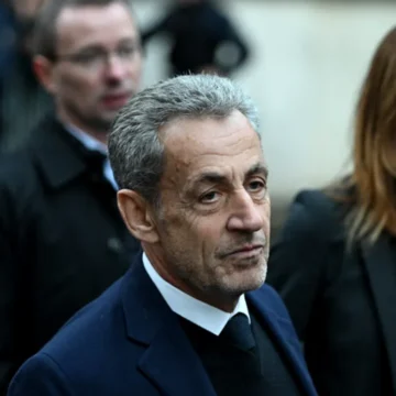 8079095-hepta_mediafax_foto-abacapress_hepta-1024x683-1.webp.webp Dacă în arest era terorizat, în libertate este aplaudat. Sarkozy, la o zi după eliberarea din închisoare, este aplaudat de francezi pe stradă