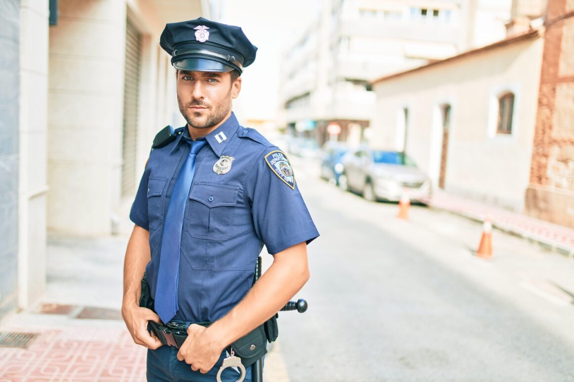 Scandal de proporții în Poliție, după ce un ofițer s-a „tranformat” peste noapte în FEMEIE dintr-un motiv ireal. Gradele de pe umăr țin seama de gen