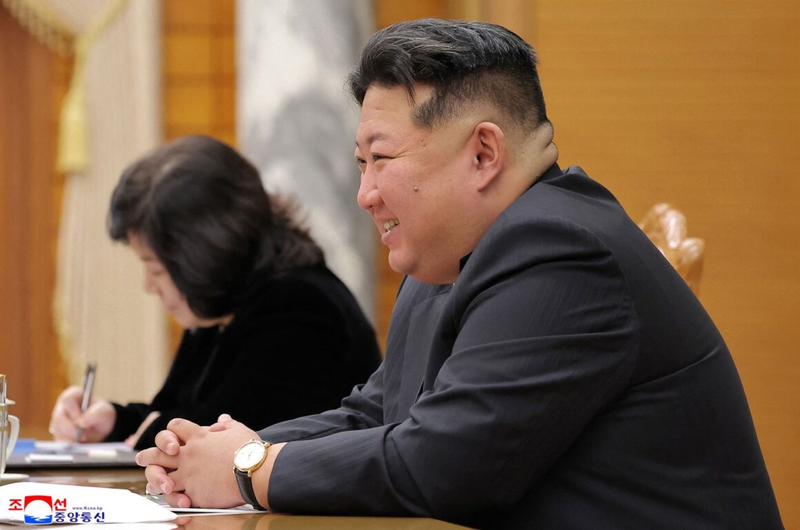 profimedia-1044691491.jpg Lux occidental pentru cercul lui Kim Jong-Un, sărăcie extremă pentru nord-coreeni. Elitele își cumpără CHANEL și haine de blană care costă cât o casă