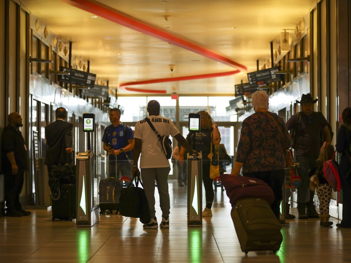 profimedia-1050845495.jpg Haos pe zeci de aeroporturi americane. Sute de zboruri ANULATE din cauza blocajului guvernamental