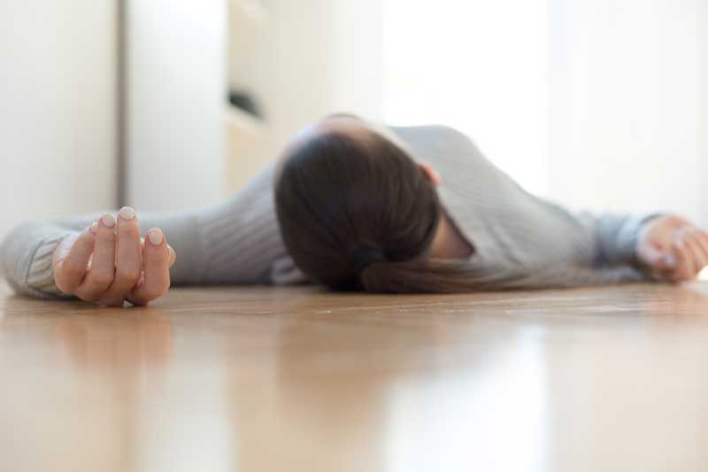 woman-passed-out.jpg Gestul eroic al unei copile din Austria. I-a salvat viața mamei sale după ce aceasta a căzut din picioare