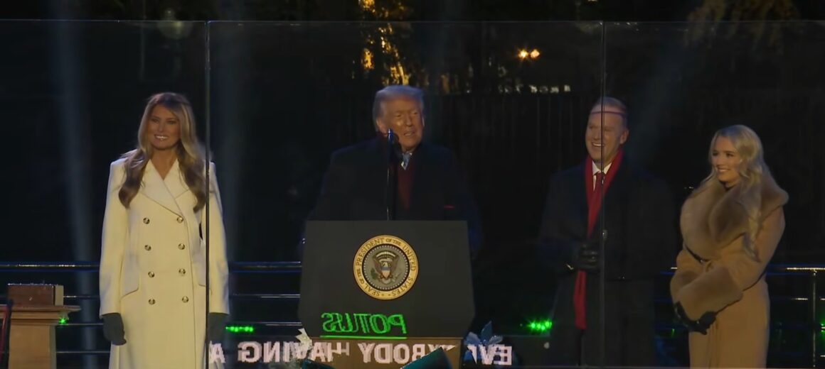 12-5.jpg Donald Trump și Prima Doamnă Melania aprind luminile bradului de Crăciun