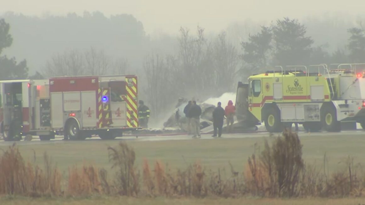 18298094_plane-crash-statesville-img.jpg Tragedie aviatică în Carolina de Nord. Un avion cu 6 persoane s-a prăbușit după ce pilotul a raportat probleme la motor