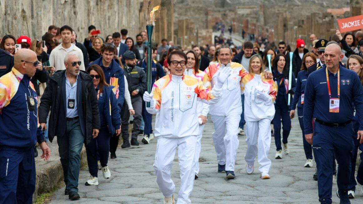 jackie-chan-flacare-olimpica.jpg Celebrul actor Jackie Chan a purtat flacăra olimpică prin inima orașului antic Pompeii