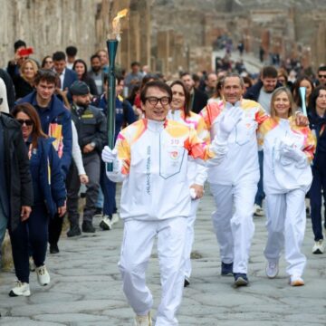 Celebrul actor Jackie Chan a purtat flacăra olimpică prin inima orașului antic Pompeii