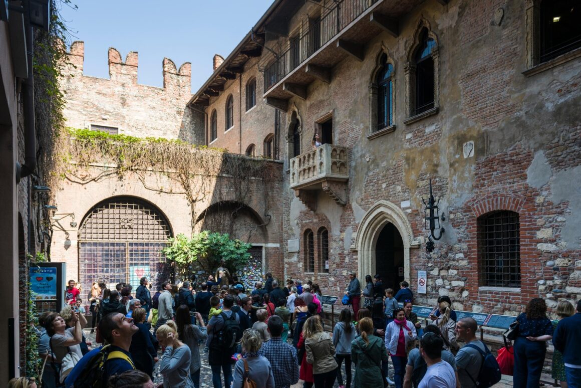 Îndrăgostiții, taxați cu 12 euro la Casa Julietei din Verona. Faimosul balcon din opera lui Shakespeare a provocat haos și proteste în oraș