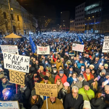 Proteste masive în Slovacia împotriva reformelor judiciare ale premierului Robert Fico. Opoziția spune că noile legi distrug statul de drept
