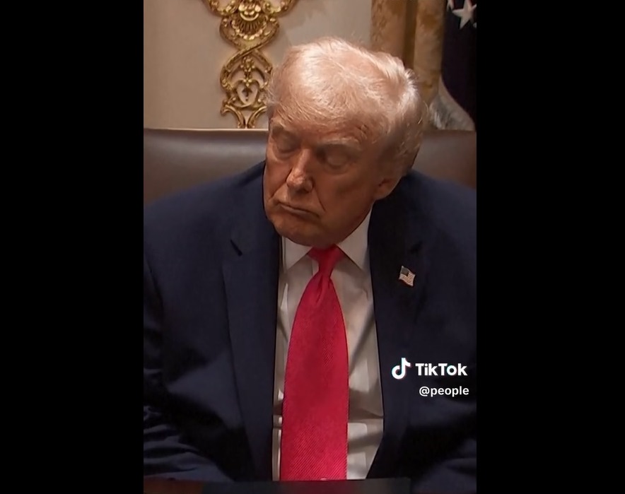 trump.jpg New York Times îl atacă pe Donald Trump. Președintele SUA, acuzat că stă noaptea pe Truth Social, iar ziua, la evenimente importante, este somnoros