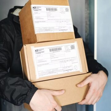 Un curier polonez a refuzat să livreze un colet de Revelion. Motivul, „Pur și simplu mi-a fost milă de…”