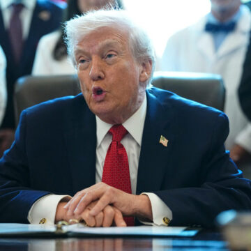 Trump o amenință pe Delcy Rodriguez cu sancțiuni „mult mai mari decât cele cu care s-a confruntat Maduro” dacă continuă să sfideze SUA