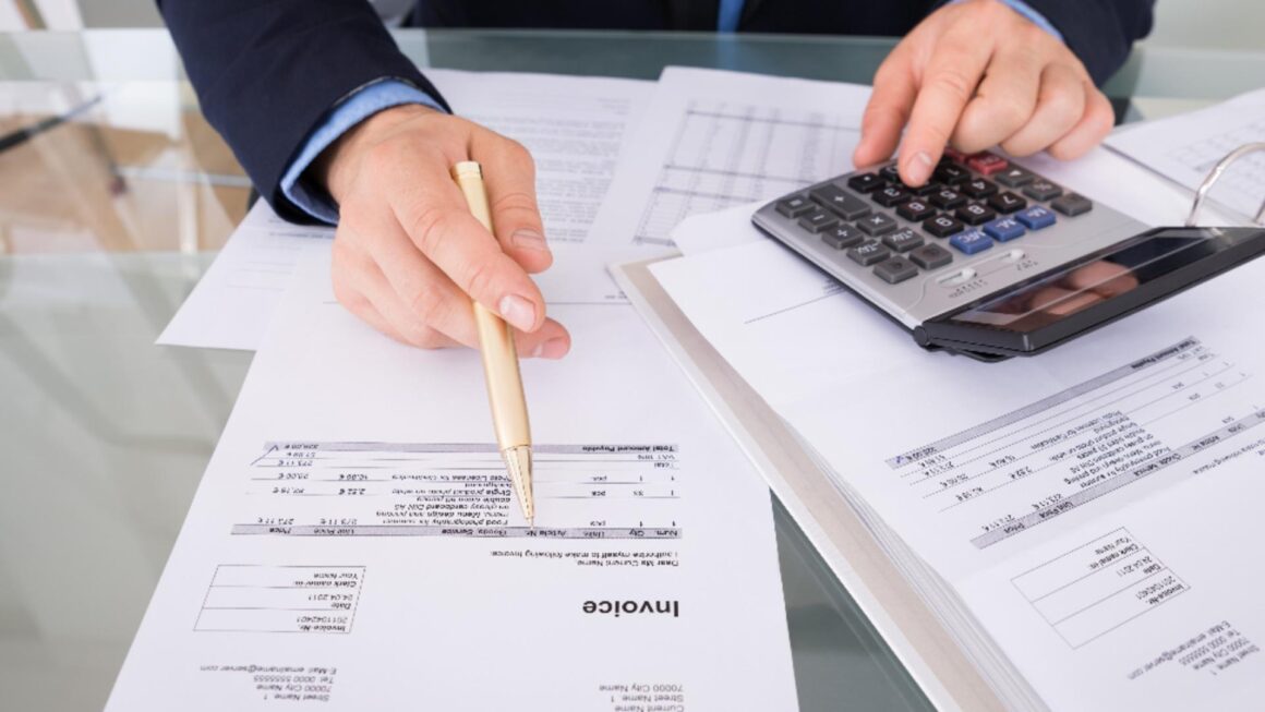 Un bărbat cu deficiențe de vedere a ajuns la datorii de 70.000 de euro, după ce primăria i-a transmis facturi inaccesibile pentru el