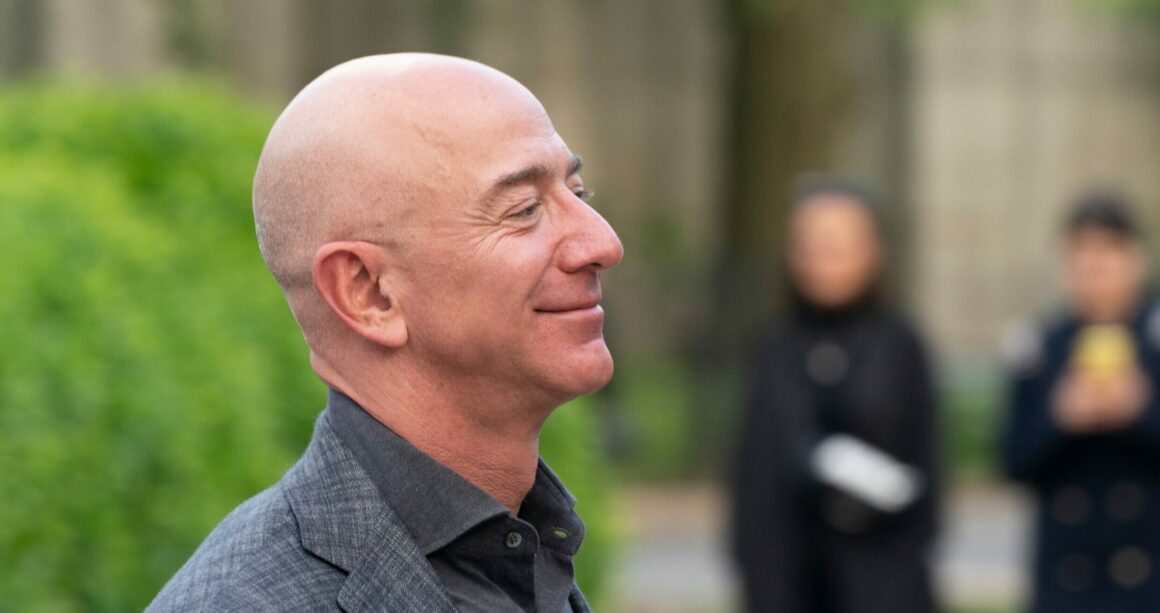 jeff-bezos-scaled-e1667506955871.jpg Cine e miliardarul atât de bogat încât mutarea sa a lăsat un stat american mai sărac cu aproape 1.000.000.000 de dolari