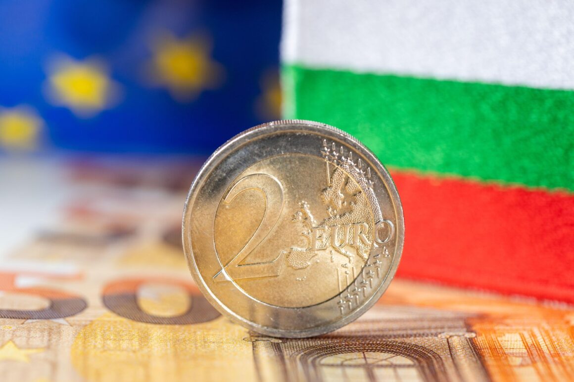 Primele pensii în euro în Bulgaria. Seniorii au luat cu asalt oficiile poștale