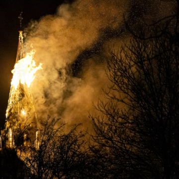 O biserică renumită din Amsterdam a luat foc în noaptea de Anul Nou. Turnul s-a prăbușit complet. Zeci de persoane, evacuate