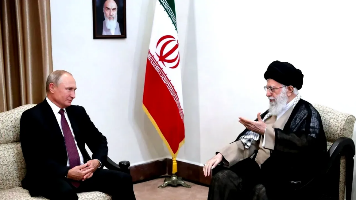 Rusia a trimis miliarde de dolari în numerar Iranului pentru a sprijini regimul lui Khamenei. Metodele ingenioase prin care au fost transportate tonele de bancnote