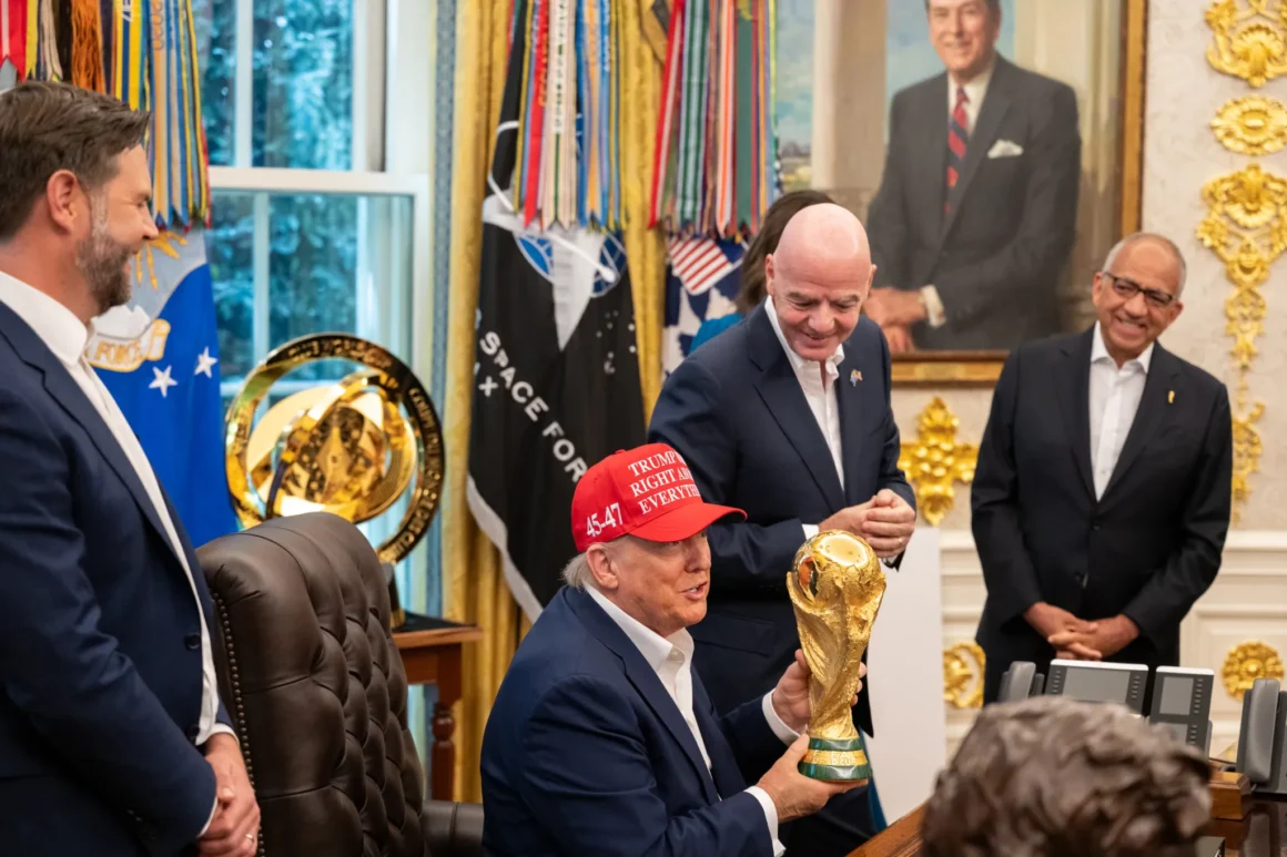 trump-infantino.webp.webp Sper să mai fie încă 30 de ani
