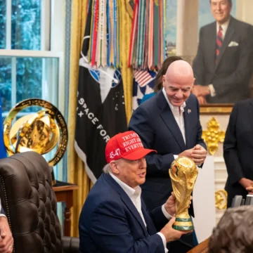 trump-infantino.webp.webp Sper să mai fie încă 30 de ani