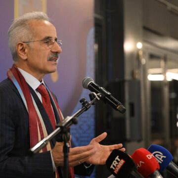 O navă deținută de Turcia traversează Strâmtoarea Ormuz, după ce a primit permisiunea din partea Iranului