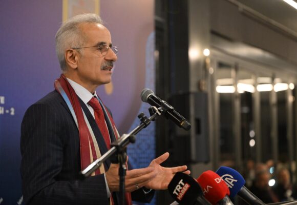 O navă deținută de Turcia traversează Strâmtoarea Ormuz, după ce a primit permisiunea din partea Iranului