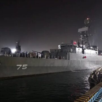 hcjy7zbawamd8hk.jpg Un submarin necunoscut a atacat o navă iraniană de război lângă Sri Lanka. Peste 100 de dispăruți, zeci de răniți