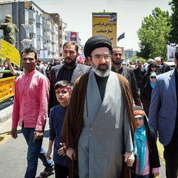 mojtaba_khamenei_and_his_children_in_quds_day_1397-1.jpg Cine este Mojtaba Khamenei, noul lider iranian care se va bate cu Trump