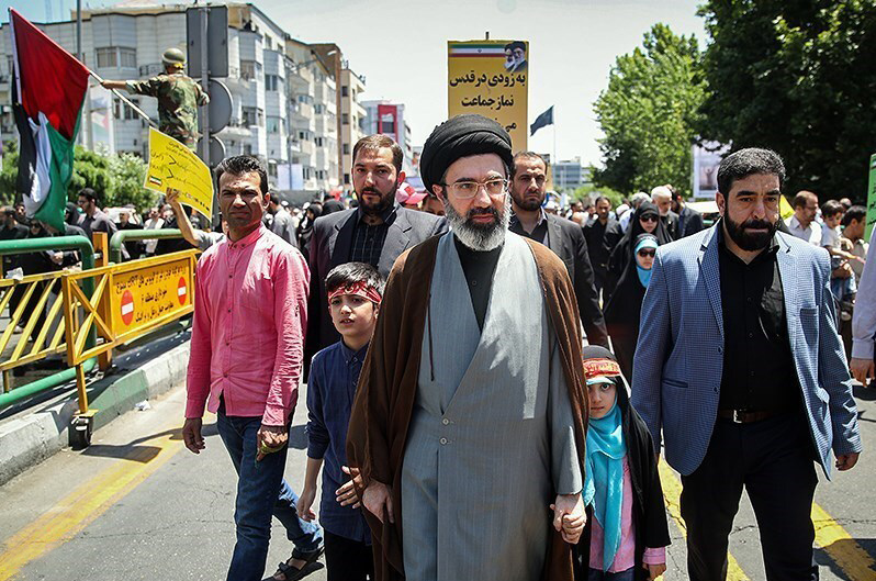 mojtaba_khamenei_and_his_children_in_quds_day_1397-1.jpg Cine este Mojtaba Khamenei, noul lider iranian care se va bate cu Trump