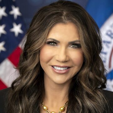 Demitere de răsunet la vârful serviciilor de securitate SUA. Kristi Noem, răspunzătoare de deportările ICE, a fost dată afară de Trump. Care este motivul concedierii