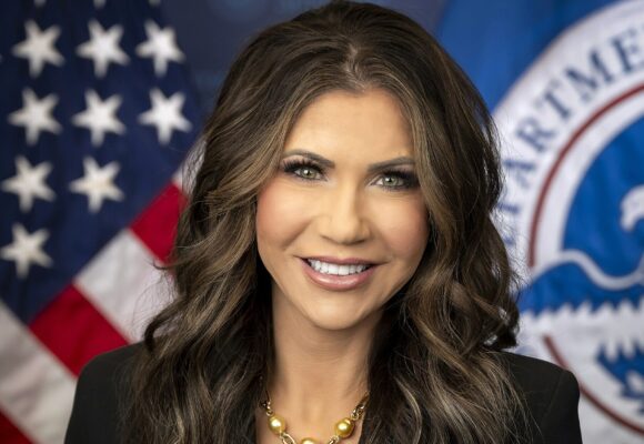 Demitere de răsunet la vârful serviciilor de securitate SUA. Kristi Noem, răspunzătoare de deportările ICE, a fost dată afară de Trump. Care este motivul concedierii